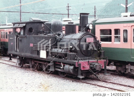 大井川鐵道構内に留置される2100形蒸気機関車(B6形・2109号機)と湘南色車両 大井川鐵道構内に留置される2100形蒸気機関車(B6形・2109号機)と湘南色車両 142032191