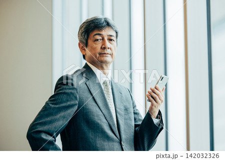 スマホを見るシニア男性 142032326