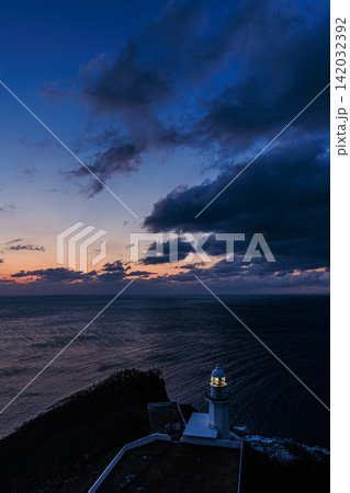 朝空と太平洋が織りなす圧倒的なスケール感と夜明けの室蘭・地球岬に佇む白亜の灯台 朝空と太平洋が織りなす圧倒的なスケール感と夜明けの室蘭・地球岬に佇む白亜の灯台 142032392