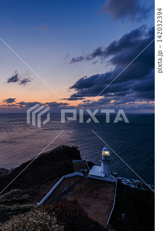 室蘭の誇る名勝・地球岬から見渡す果てしない太平洋と朝空に浮かぶ灯台の絶景 室蘭の誇る名勝・地球岬から見渡す果てしない太平洋と朝空に浮かぶ灯台の絶景 142032394
