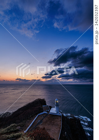 朝光に包まれる太平洋と断崖のうえで静かに太平洋を見守るチキウ岬灯台の朝景 朝光に包まれる太平洋と断崖のうえで静かに太平洋を見守るチキウ岬灯台の朝景 142032397