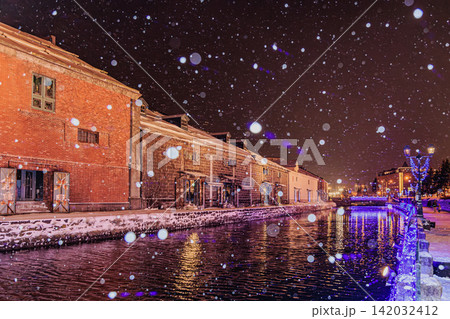 小樽運河の歴史的な街並みと水面に揺れるライトアップが美しい雪の夜の風景 小樽運河の歴史的な街並みと水面に揺れるライトアップが美しい雪の夜の風景 142032412
