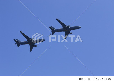 晴れた青空を飛ぶ空中給油機の編隊飛行 142032450