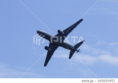 青空を飛行する航空自衛隊の空中給油機 KC-46の下からのアングル 青空を飛行する航空自衛隊の空中給油機 KC-46の下からのアングル 142032451