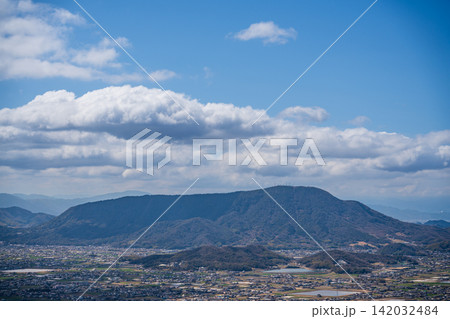 【瀬戸内海国立公園】飯野山　展望台から見た春の象頭山2　香川県丸亀市飯山町 142032484