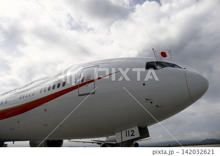 政府専用機のコックピットに掲げられた日の丸 142032621