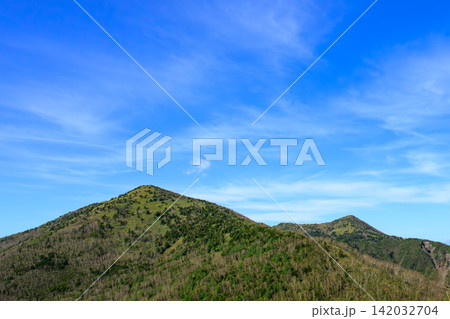 新緑の湯ノ丸山と青空 長野・群馬県境の山岳風景 新緑の湯ノ丸山と青空 長野・群馬県境の山岳風景 142032704