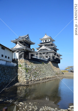 中津城の模擬天守(右)･復興櫓(左)（大分県中津市二ノ丁） 142032752