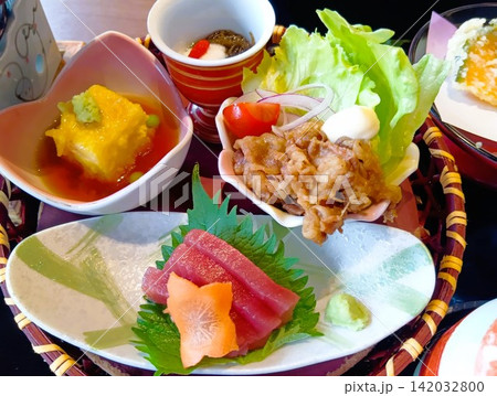 和食器に盛り付けた和食 142032800