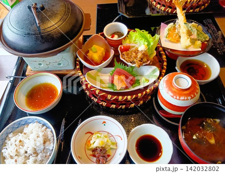和食器に盛り付けた和食 和食器に盛り付けた和食 142032802