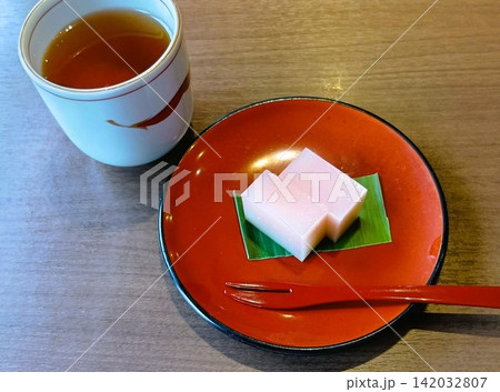 和食器に盛り付けた和食 142032807