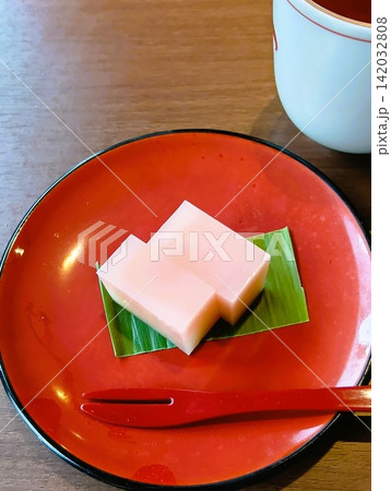 和食器に盛り付けた和食 142032808
