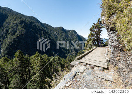 台湾最高峰、玉山登山ルートの風景 142032890
