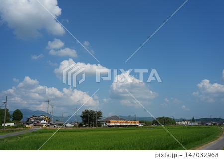 近江鉄道と夏雲 142032968