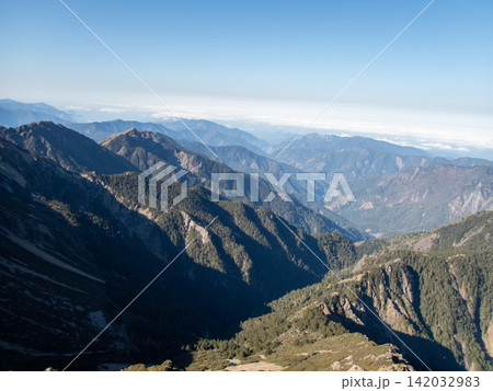 台湾最高峰、玉山登山ルートの風景 142032983