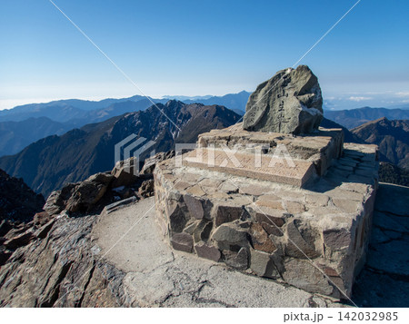 台湾最高峰、玉山登山ルートの風景 142032985
