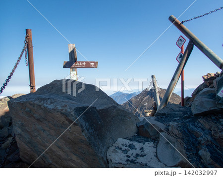 台湾最高峰、玉山登山ルートの風景 142032997