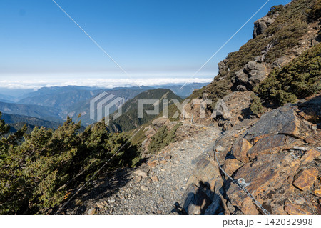 台湾最高峰、玉山登山ルートの風景 142032998