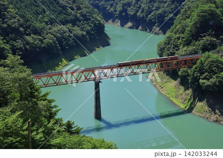 湖上駅を出発した列車 湖上駅を出発した列車 142033244