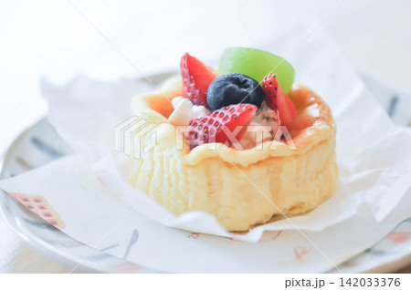 cheesecake with fruit topping or basque cheesecake with fruit topping, piece of cake 142033376