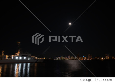 夜空に浮かぶ月 夜空に浮かぶ月 142033386