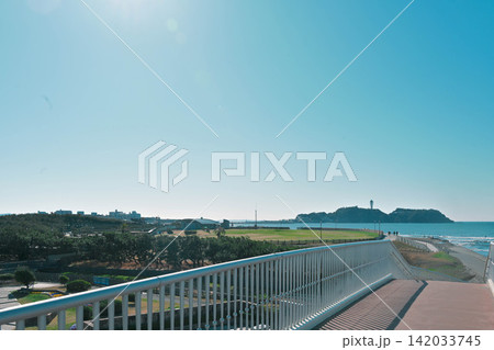 鵠沼海岸歩道橋から江の島 鵠沼海岸歩道橋から江の島 142033745