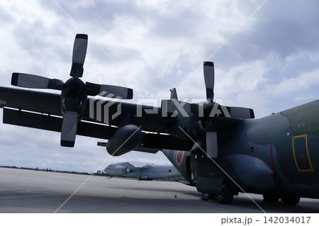 駐機場に配置されたKC-130Hのプロペラ 駐機場に配置されたKC-130Hのプロペラ 142034017