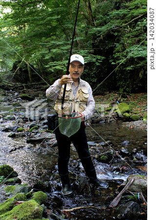 渡良瀬川支流の黒坂石川で渓流釣りをする釣り人 渡良瀬川支流の黒坂石川で渓流釣りをする釣り人 142034087