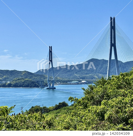 快晴のしまなみ海道・多々羅大橋と緑豊かな島々の風景 快晴のしまなみ海道・多々羅大橋と緑豊かな島々の風景 142034109
