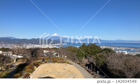 日本人だけでなく外国人にも有名な観光地で世界自然遺産でもあり、日本一高い山である富士山を日本平から 日本人だけでなく外国人にも有名な観光地で世界自然遺産でもあり、日本一高い山である富士山を日本平から 142034549