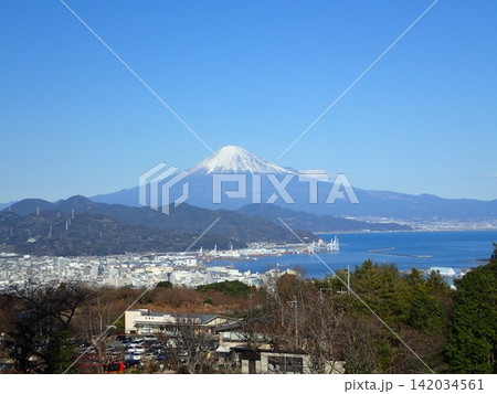 日本人だけでなく外国人にも有名な観光地で世界自然遺産でもあり、日本一高い山である富士山を日本平から 日本人だけでなく外国人にも有名な観光地で世界自然遺産でもあり、日本一高い山である富士山を日本平から 142034561