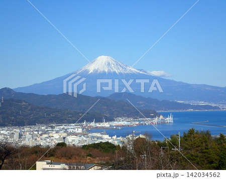 日本人だけでなく外国人にも有名な観光地で世界自然遺産でもあり、日本一高い山である富士山を日本平から 日本人だけでなく外国人にも有名な観光地で世界自然遺産でもあり、日本一高い山である富士山を日本平から 142034562