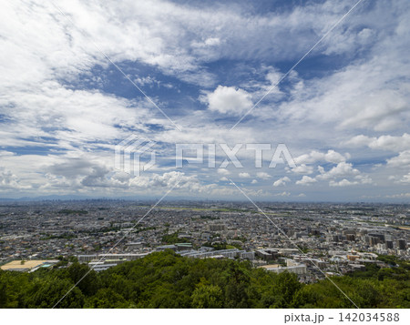 夏の青空と都市の風景 夏の青空と都市の風景 142034588