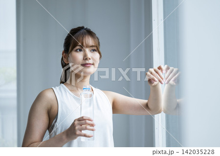 水を飲む若い女性 142035228