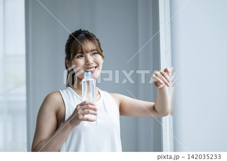 水を飲む若い女性 水を飲む若い女性 142035233
