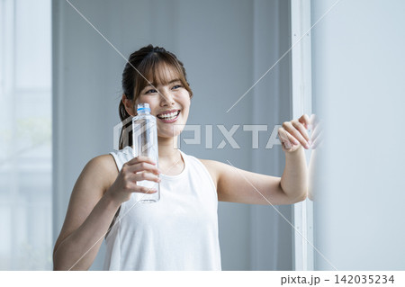 水を飲む若い女性 水を飲む若い女性 142035234