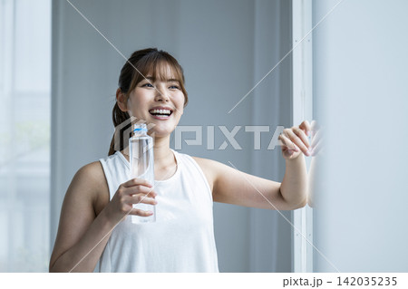 水を飲む若い女性 水を飲む若い女性 142035235