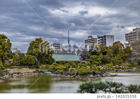 大泉水の池越しに望む涼亭と遠景の東京スカイツリー 清澄庭園 2024年3月 大泉水の池越しに望む涼亭と遠景の東京スカイツリー 清澄庭園 2024年3月 142035338