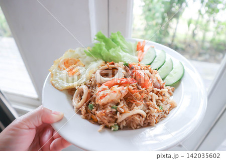 fried rice or stir-fried rice with shrimp , squid and fried egg or sunny side up egg 142035602