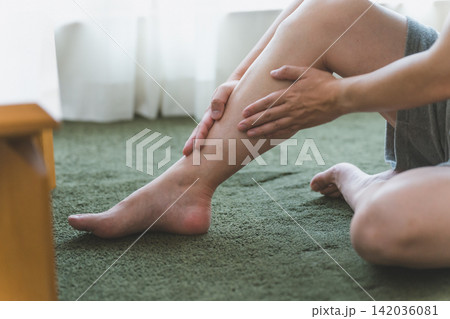 ふくらはぎをさする40代男性のメンズレッグスキンケア ふくらはぎをさする40代男性のメンズレッグスキンケア 142036081