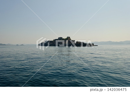 静かな東シナ海と水平線上に浮かぶ世界遺産・端島(軍艦島)の遠景 長崎県 静かな東シナ海と水平線上に浮かぶ世界遺産・端島(軍艦島)の遠景 長崎県 142036475
