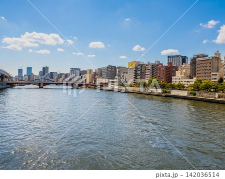 隅田川沿いに広がる浅草と墨田区側の街並み　赤い吾妻橋と青い駒形橋 142036514