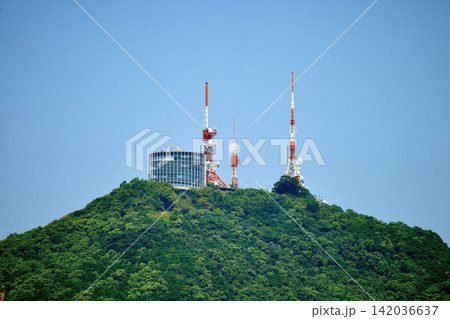 澄み渡る青空と稲佐山山頂の展望台および電波塔 長崎県長崎市 澄み渡る青空と稲佐山山頂の展望台および電波塔 長崎県長崎市 142036637