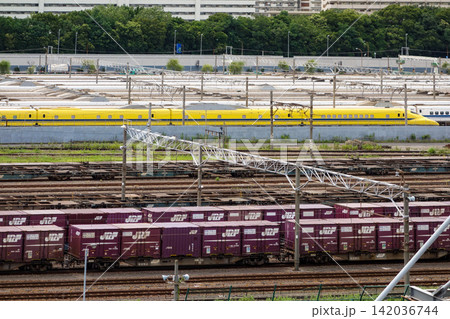 東京都の大井車両基地に留置されている「ドクターイエロー」(923形)と東海道新幹線車両群 東京都の大井車両基地に留置されている「ドクターイエロー」(923形)と東海道新幹線車両群 142036744