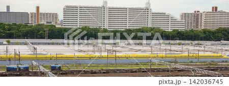 東京都の大井車両基地に留置されている「ドクターイエロー」(923形)と東海道新幹線車両群 東京都の大井車両基地に留置されている「ドクターイエロー」(923形)と東海道新幹線車両群 142036745