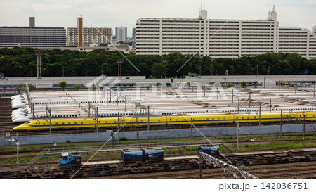 東京都の大井車両基地に留置されている「ドクターイエロー」(923形)と東海道新幹線車両群 東京都の大井車両基地に留置されている「ドクターイエロー」(923形)と東海道新幹線車両群 142036751