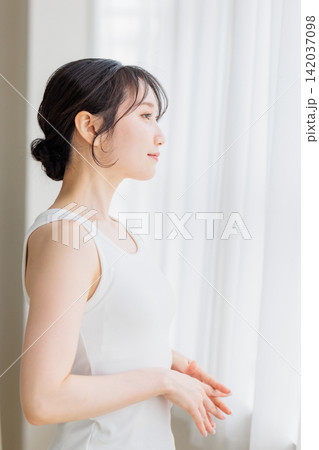 ビューティーイメージ 窓辺に立つ若い女性 ビューティーイメージ 窓辺に立つ若い女性 142037098