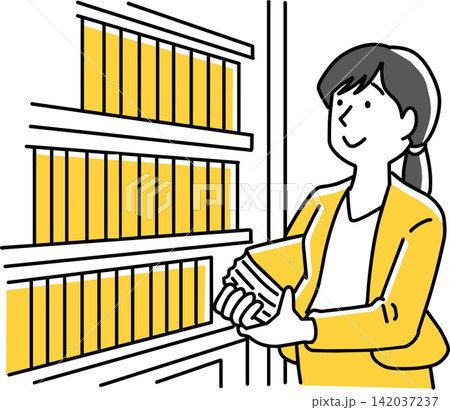 本棚を見つめる本を持った女性 142037237