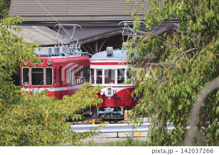 旧名鉄美濃町線美濃駅に静態保存されている名鉄モ510形電車（写真中央。岐阜県美濃市） 142037266
