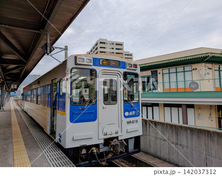 駅のホームに停車する松浦鉄道のローカル列車 142037312